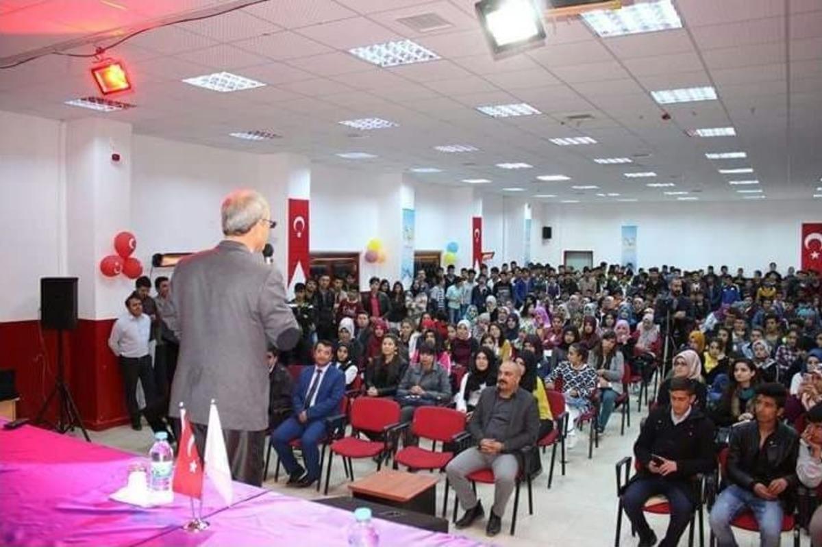 Eğitimci-yazar Do&ccedil;. Dr. Halit Ertuğrul Bah&ccedil;esaray&rsquo;da