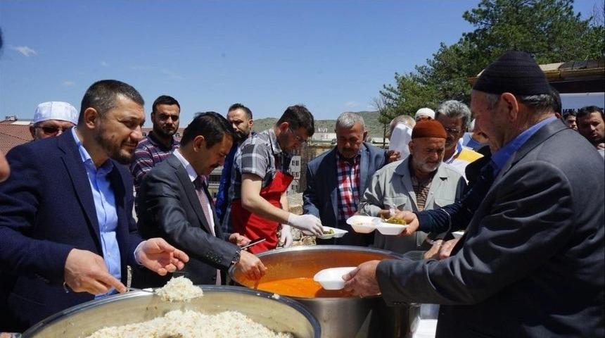 Birlik Vakfı Tarafından Cuma Namazı Sonrası Kuru Fasulye Dağıtıldı