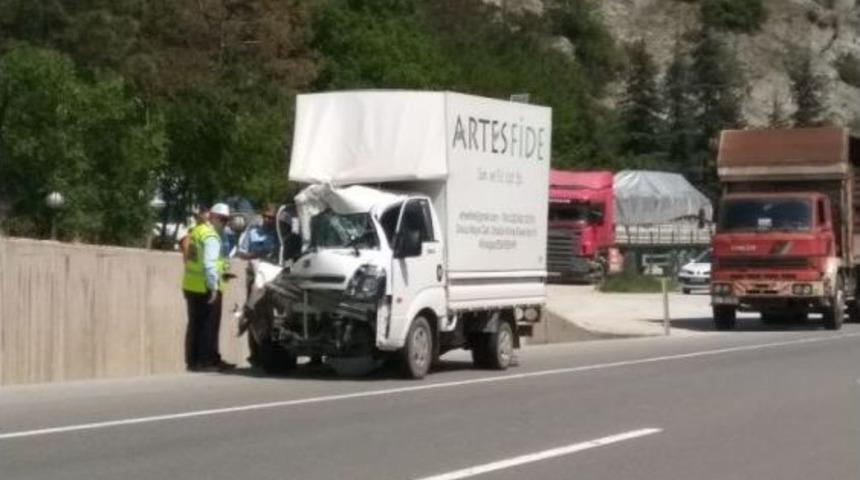 Kamyonet S&uuml;r&uuml;c&uuml;s&uuml; Direksiyon Başında Uyukladı