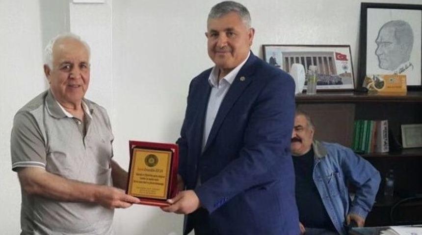 Kahta Ziraat Odasından Ziraat M&uuml;hendisine Teşekk&uuml;r Plaketi