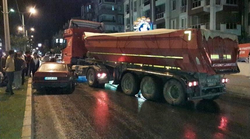 Milas&rsquo;ta Otomobil İle Tır &Ccedil;arpıştı; 2 Yaralı