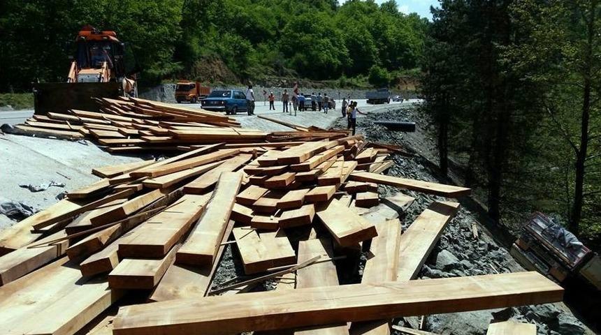 Kereste Y&uuml;kl&uuml; Tır U&ccedil;uruma Yuvarlandı: 1 Yaralı