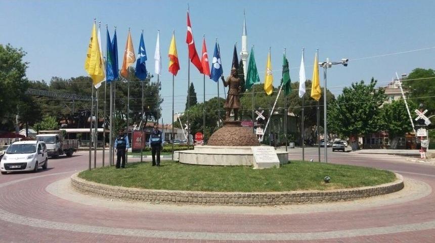 Saruhanlı&rsquo;daki Bayraklar Yenilendi