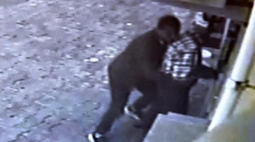 Aparman Kapısını A&ccedil;maya &Ccedil;alışırken 500 Lirası &Ccedil;alındı