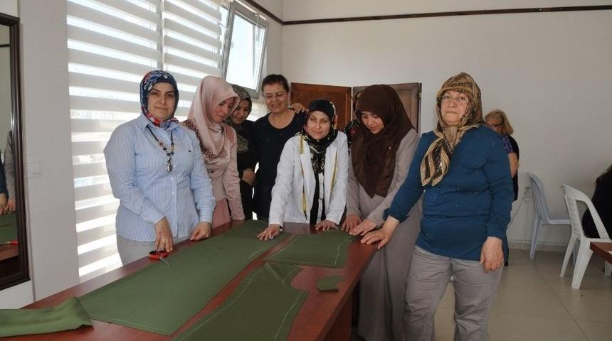 İzmek&rsquo;te Yıl Sonu Sergileri Başlıyor