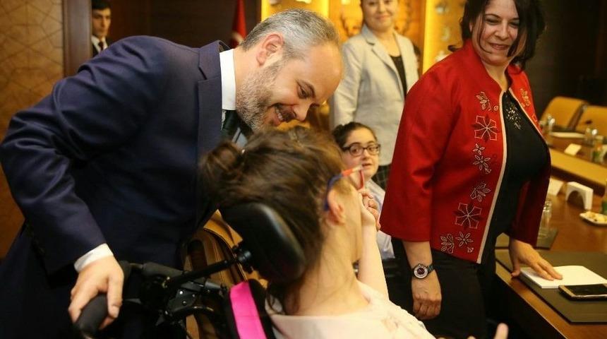 Bakan Kılı&ccedil;, Serebral Palsili &Ccedil;ocuklarla Buluştu