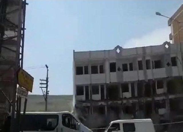 Cizre'de 4 Katlı Otel Binasının Yıkımında Facia Ucuz Atlatıldı