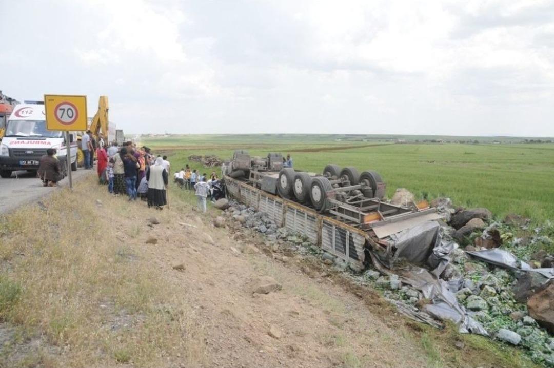 Maden Suyu Y&uuml;kl&uuml; Tır Devrildi: 2 Yaralı