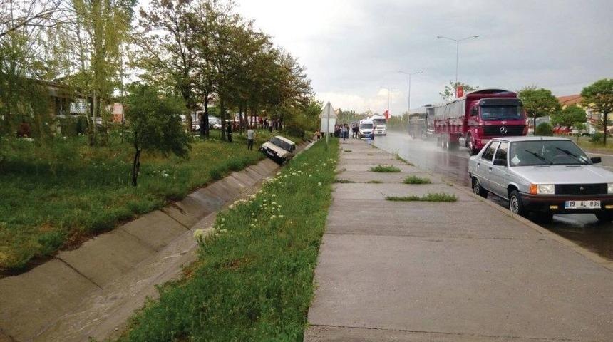Su Birikintisine Kapılan Otomobil Yayaya &Ccedil;arptı
