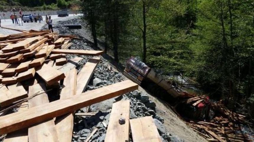 Şarampole Yuvarlanan Tır'ın S&uuml;r&uuml;c&uuml;s&uuml; Yaralandı