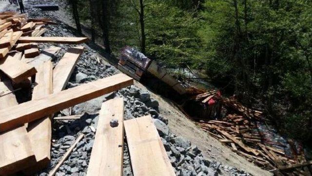 Şarampole Yuvarlanan Tır ın S&uuml;r&uuml;c&uuml;s&uuml; Yaralandı 1