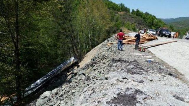 Şarampole Yuvarlanan Tır ın S&uuml;r&uuml;c&uuml;s&uuml; Yaralandı 2