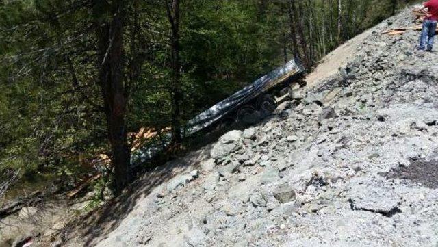 Şarampole Yuvarlanan Tır ın S&uuml;r&uuml;c&uuml;s&uuml; Yaralandı 3