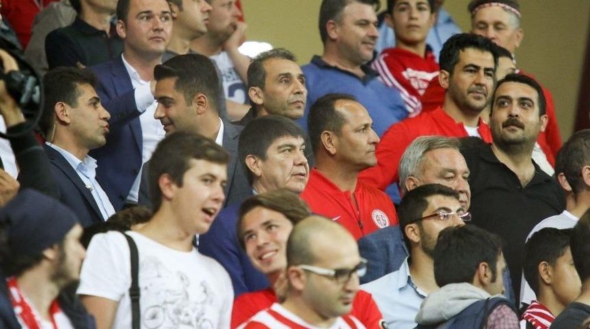 Başkan T&uuml;rel, Başakşehir Ma&ccedil;ını Taraftarlarla İzledi