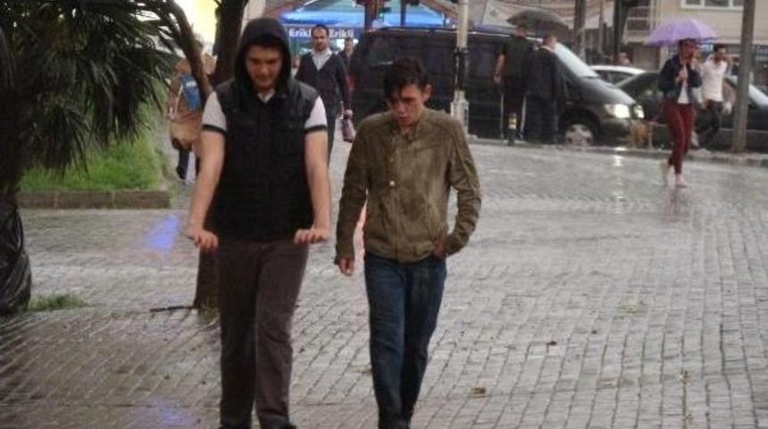 Bursa'da Yağmur, Vatandaşları Hazırlıksız Yakaladı