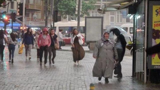 Bursa'da Yağmur, Vatandaşları Hazırlıksız Yakaladı