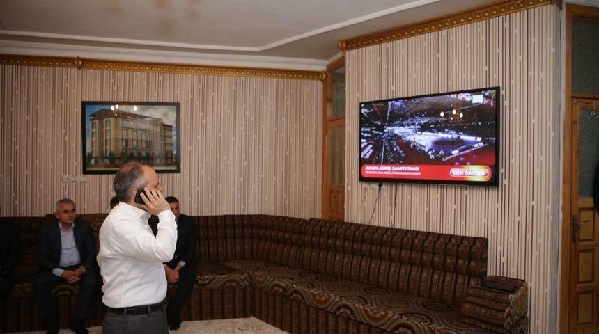 Bakan &Ccedil;ağatay Kılı&ccedil;, Taha Akg&uuml;l&rsquo;&uuml;n Şampiyonluk Ma&ccedil;ını İzledi