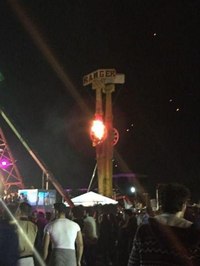 &Uuml;niversite Kamp&uuml;s&uuml;ndeki Konser Alanında Yangın &Ccedil;ıktı 3