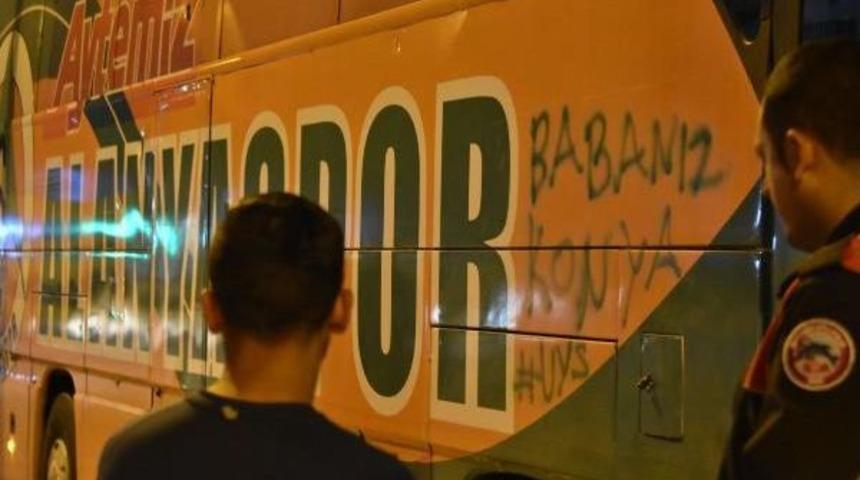 Aytemiz Alanyaspor Takım Otob&uuml;s&uuml;ne Saldırı