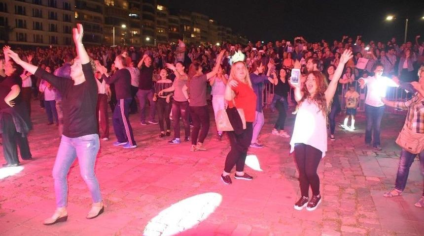 İzmir&rsquo;de Karnaval Gibi Hıdırellez Kutlaması