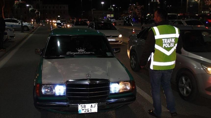 Asayiş Uygulamasını &Ccedil;ekirdek Ve Dondurma Yiyerek İzlediler