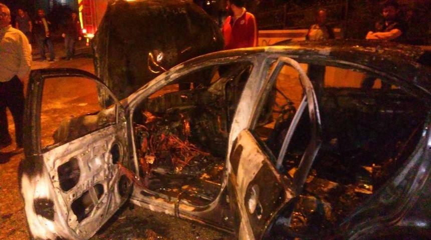 Alev Topuna D&ouml;nen Otomobilden Son Anda Canını Kurtardı