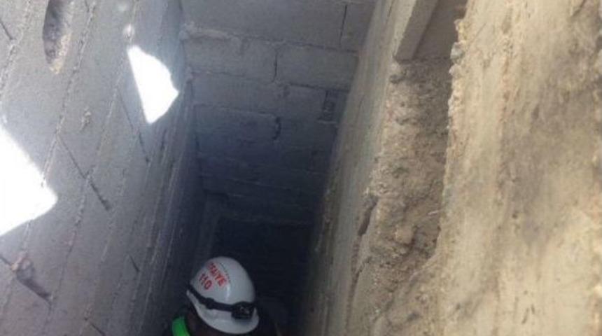 Merdiven Boşluğuna D&uuml;şen Kedi Kurtarıldı