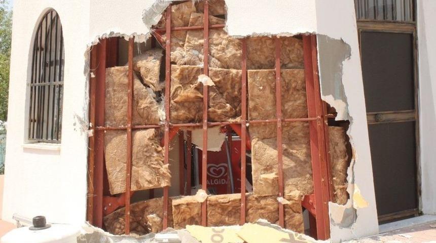 Parasını Alamadığını İddia Etti, Deniz Fenerini Tahrip Etti