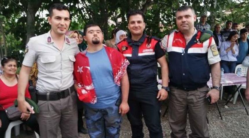 Down Sendromlu Gencin Asker Eğlencesi