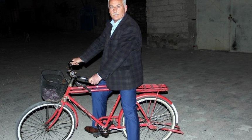 Sıra Dışı Muhtar, &Ouml;lenlerin Ve Doğanların Listesini Tutuyor