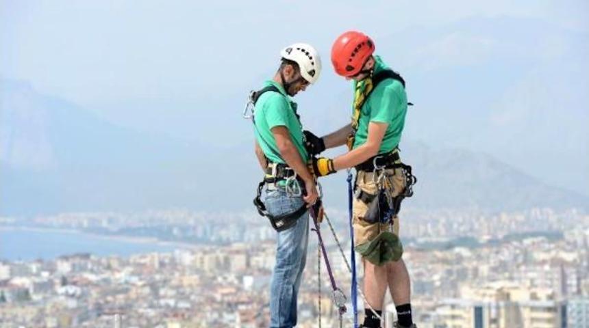 Onlara G&ouml;re Yaptıkları Iş 'kaldırımda Y&uuml;r&uuml;mekten' Daha G&uuml;venli