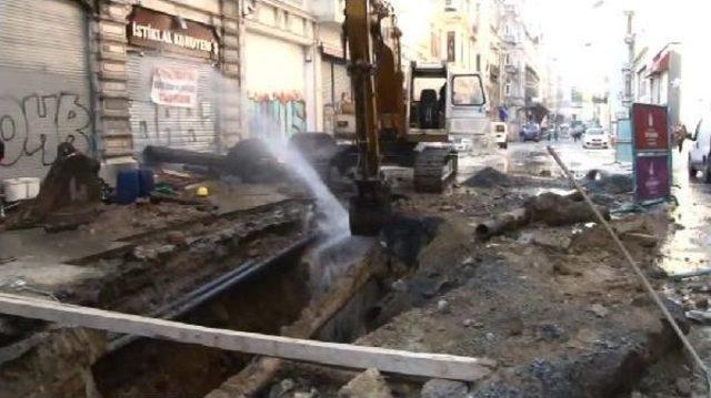 İstiklal Caddesi'nde Su Borusu Patladı