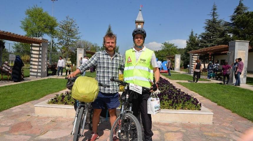 İngiliz Bisikletli Bilecik&rsquo;te Mola Verdi