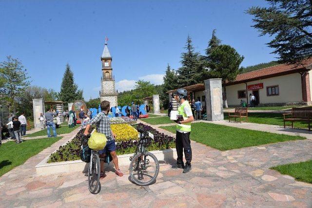 İngiliz Bisikletli Bilecik’te Mola Verdi