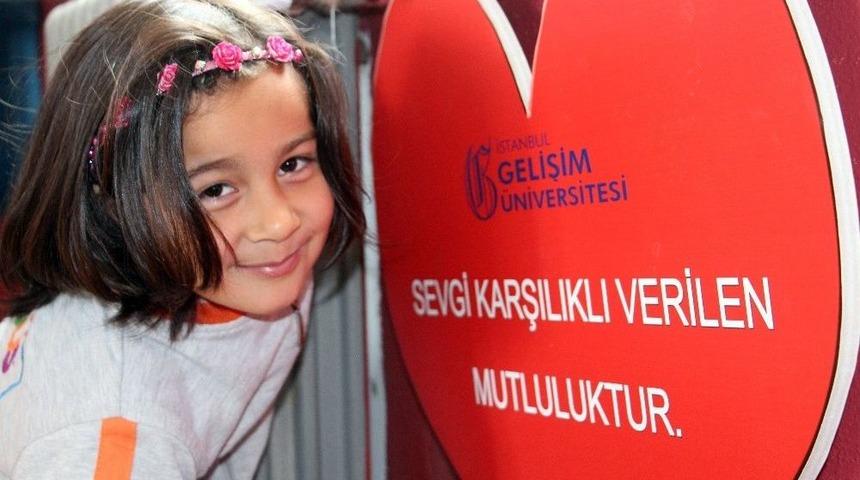 &Uuml;niversite &Ouml;ğrencileri Minik &Ouml;ğrenciler İ&ccedil;in &lsquo;aktivite Sınıfı&rsquo; Kurdu