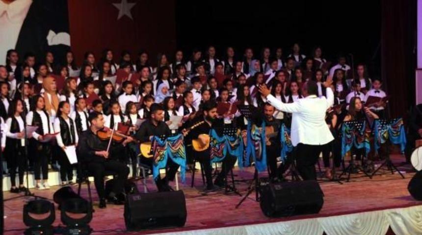 &Ouml;ğrenciler 6 Dilde Ve 2 Leh&ccedil;ede Şarkı S&ouml;yledi