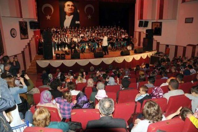 Öğrenciler 6 Dilde Ve 2 Lehçede Şarkı Söyledi