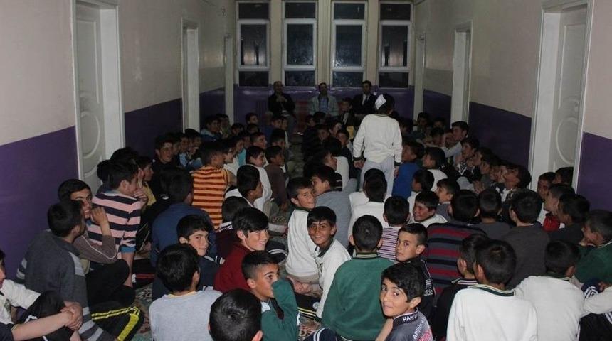 Taşlı&ccedil;ay Kaymakamı Yatılı Okulu Ziyaret Etti