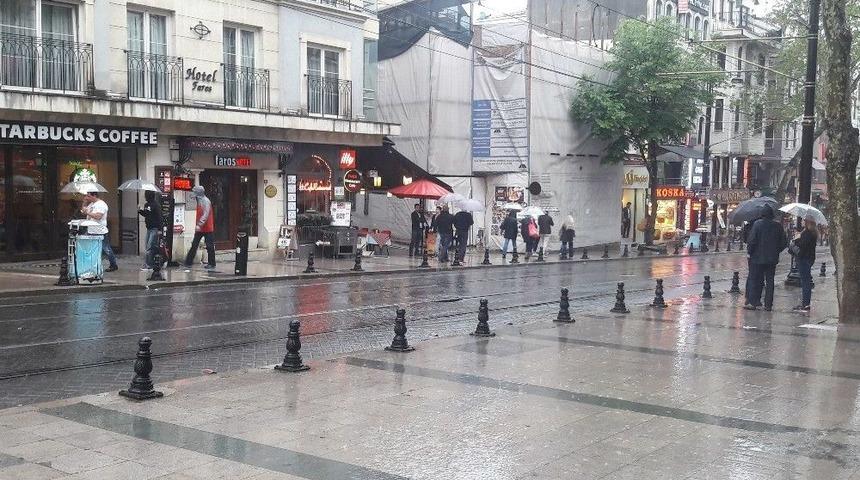 İstanbul&rsquo;da Sağanak Yağış Etkili Oldu