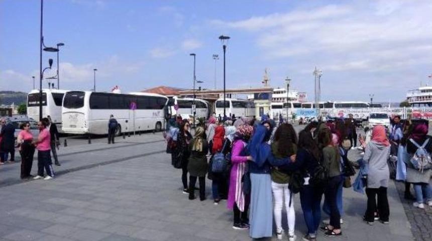 &Ccedil;anakkale'de Feribot Iskelesinde Ara&ccedil; Kuyruğu