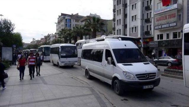 Çanakkale'de Feribot Iskelesinde Araç Kuyruğu