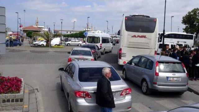 Çanakkale'de Feribot Iskelesinde Araç Kuyruğu