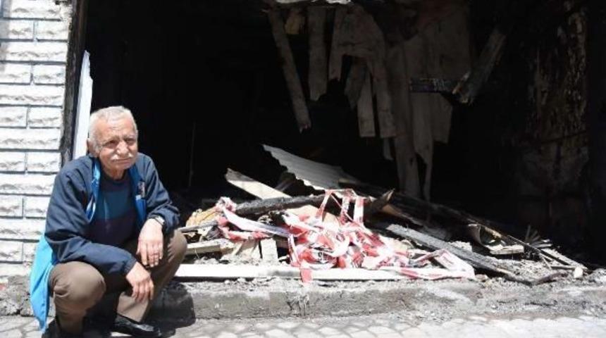 Emekli Zabıta Yanan Barakasını Terk Etmiyor