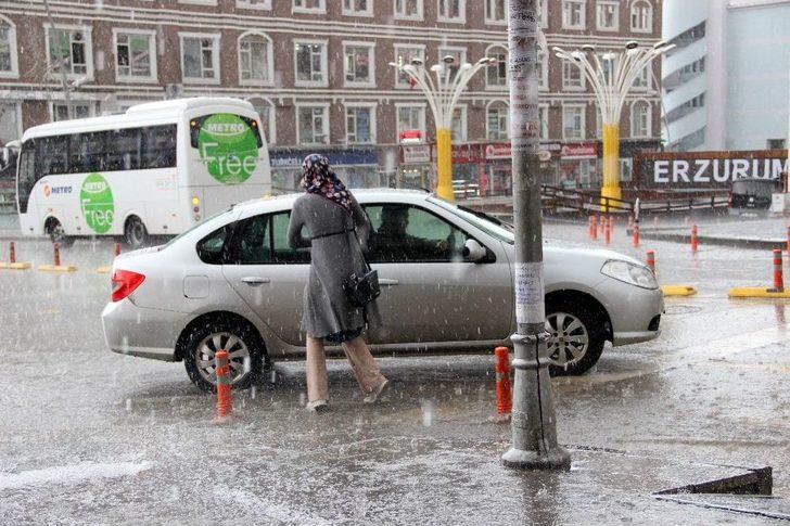 Erzurum’da Aniden Başlayan Dolu Hayatı Adeta Felç Etti G3
