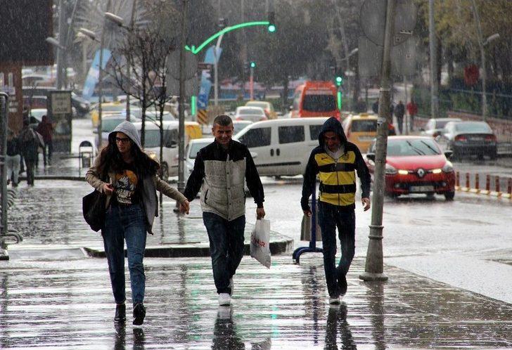 Erzurum’da Aniden Başlayan Dolu Hayatı Adeta Felç Etti G4