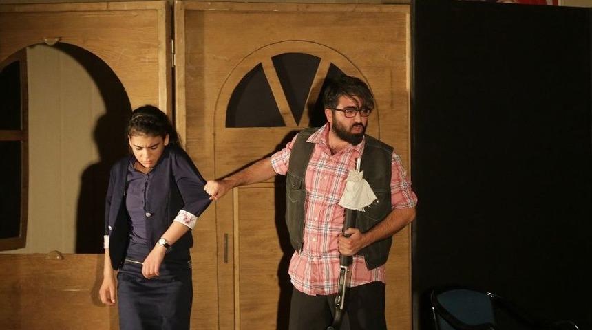 Haliliye Tiyatro Grubu, Duvarların Ötesi Oynunu Akçakale’de Sahneledi