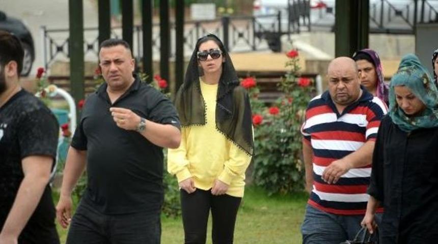 5 Yakınını &Ouml;ld&uuml;r&uuml;p Intihar Eden Denizhan'ı Sevgilisi Son Yolculuğuna Uğurladı