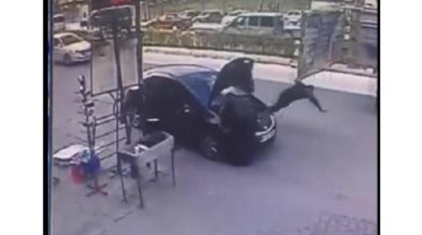 Kamyonun A&ccedil;ık Kapağının &Ccedil;arptığı 2 Kişi Yaralandı