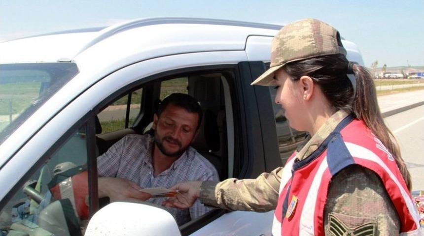 Polis Ve Jandarma Ekiplerinden S&uuml;r&uuml;c&uuml;lere Şeker İle Kolonya İkram Edildi