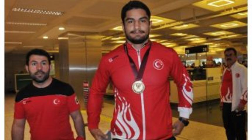 Avrupa Şampiyonu Milli G&uuml;reş&ccedil;iler Yurda D&ouml;nd&uuml;